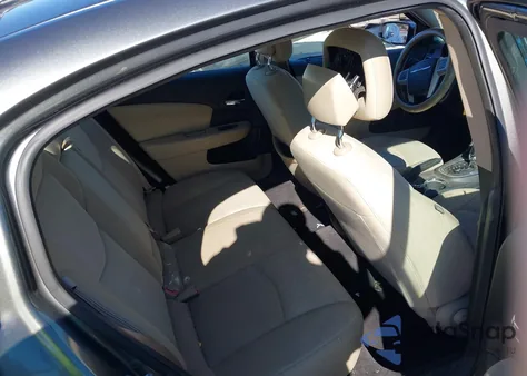 2013 Chrysler 200 Touring z USA, uszkodzony, nr VIN 1C3CCBBB1DN570018